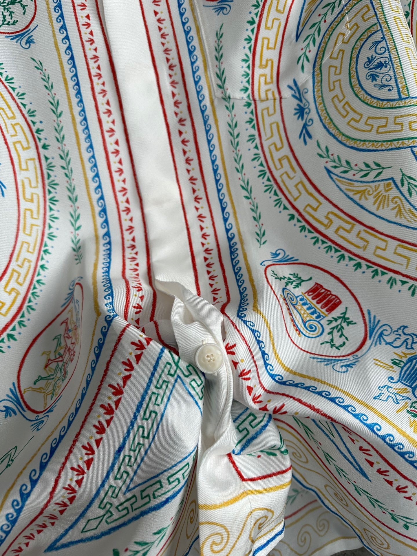 قميص متعدد الألوان