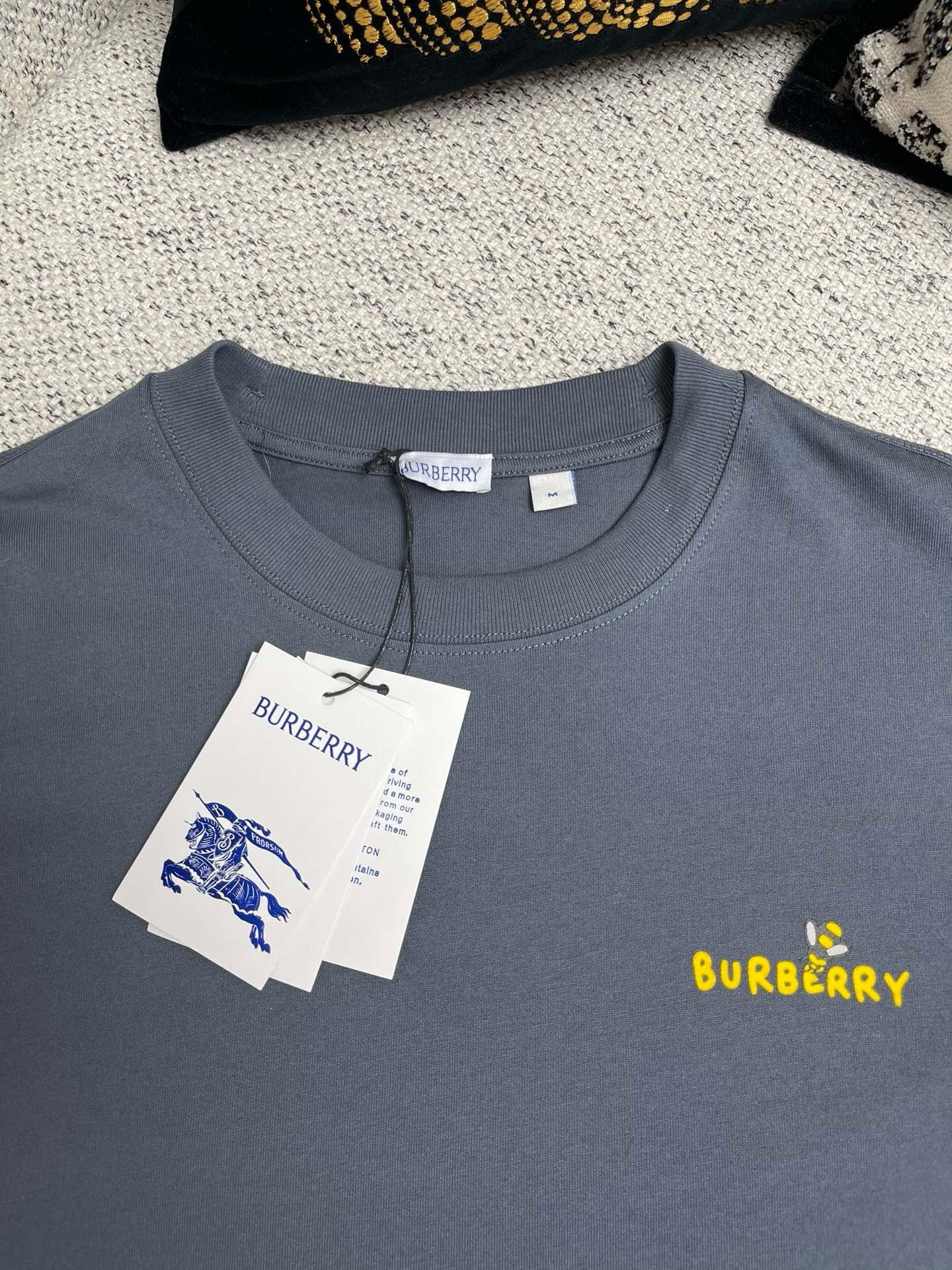 Aprikosen- und graues T-Shirt