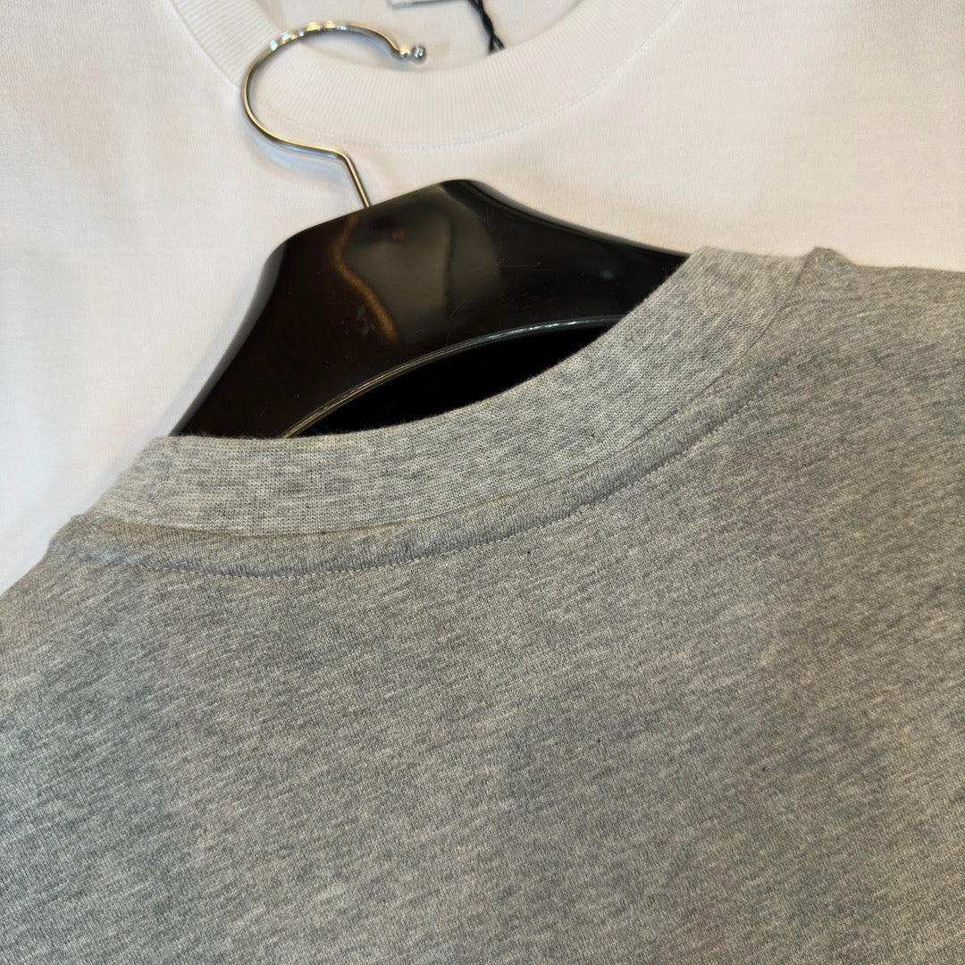 Schwarzes, weißes, khakifarbenes und graues T-Shirt
