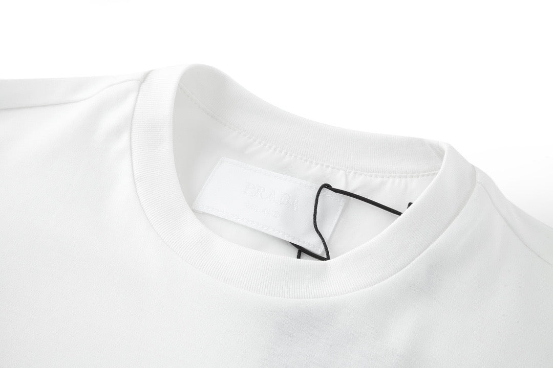 تي شيرت أبيض وأسود