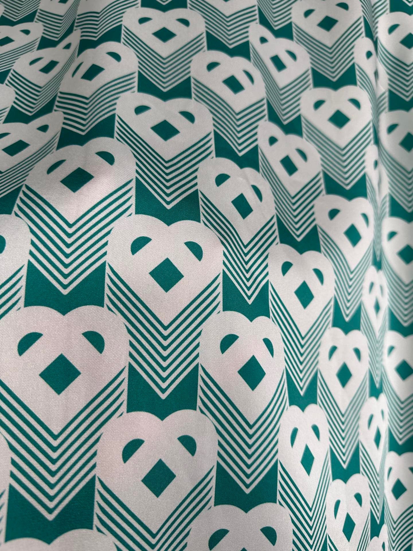 قميص متعدد الألوان