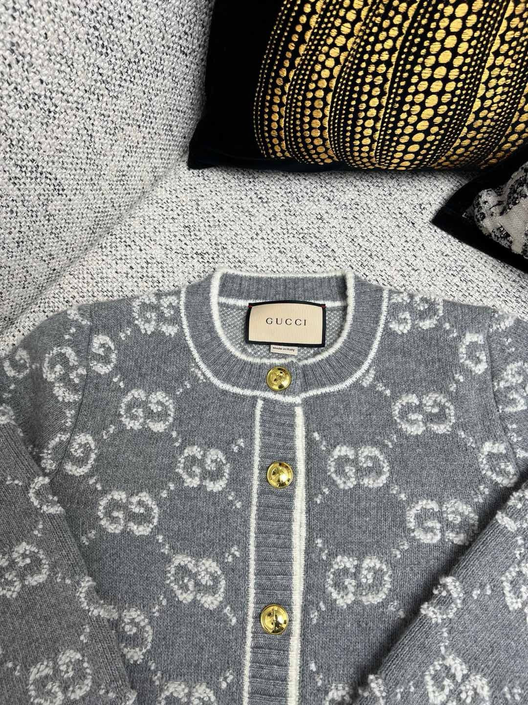 Schwarze und graue Jacke