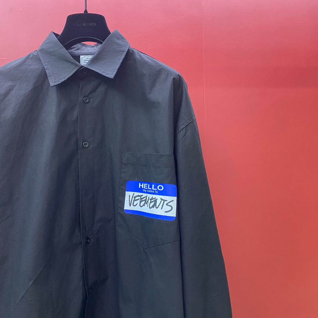 Schwarze und weiße Jacke
