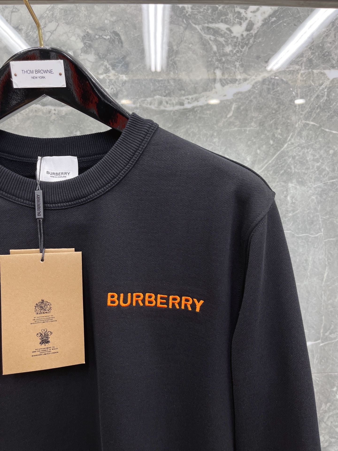 Schwarzes, dunkelblaues und orangefarbenes Trikot