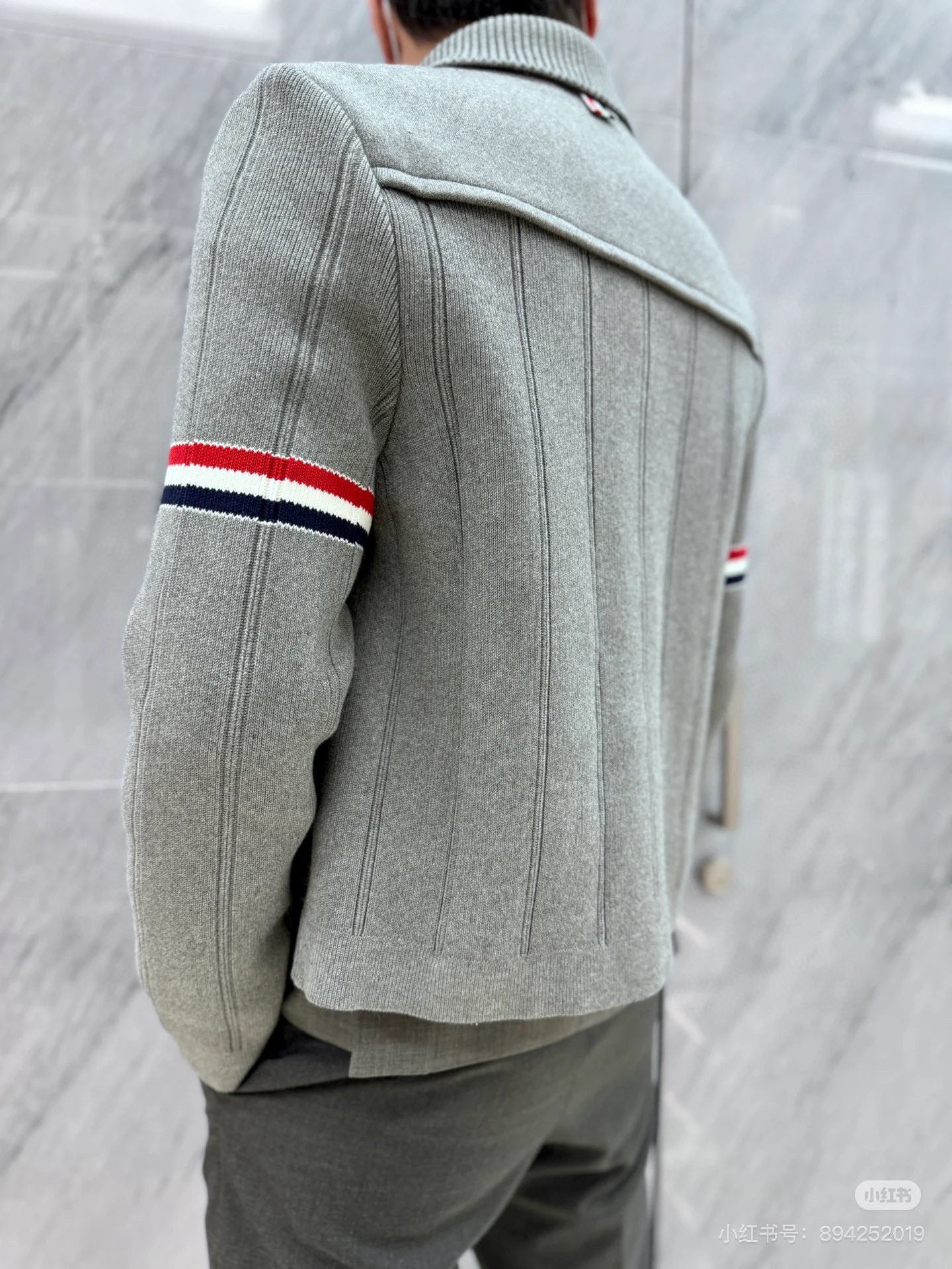 سترة متعددة الألوان