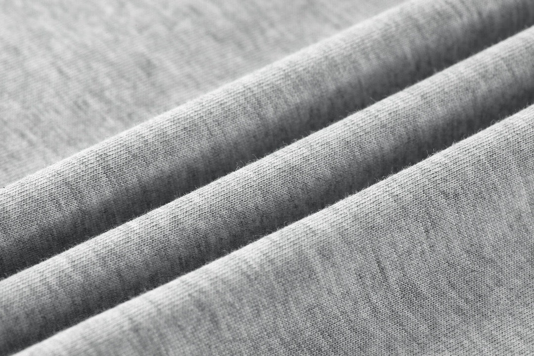 Schwarzes, weißes und graues T-Shirt