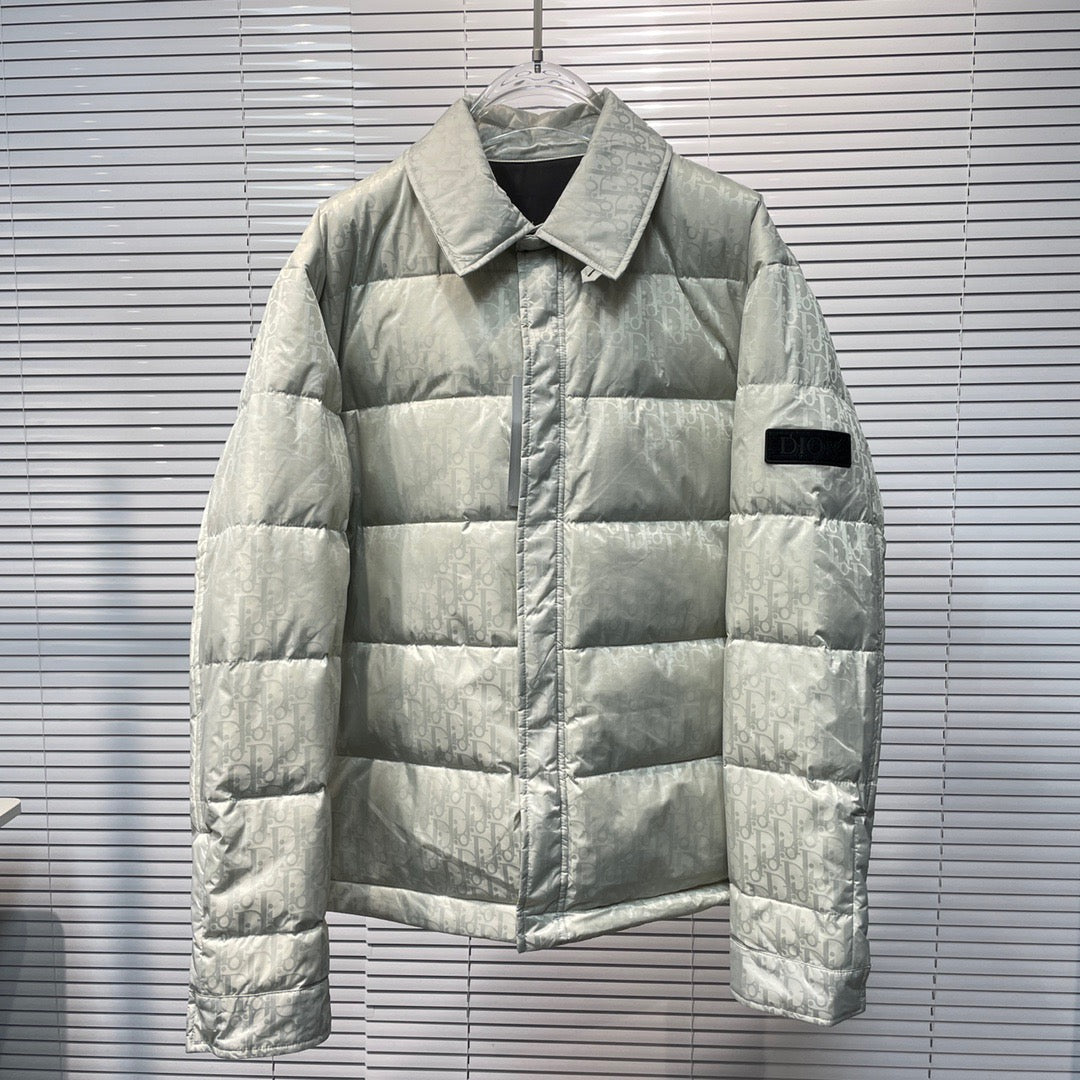 Schwarze und silbergraue Jacke