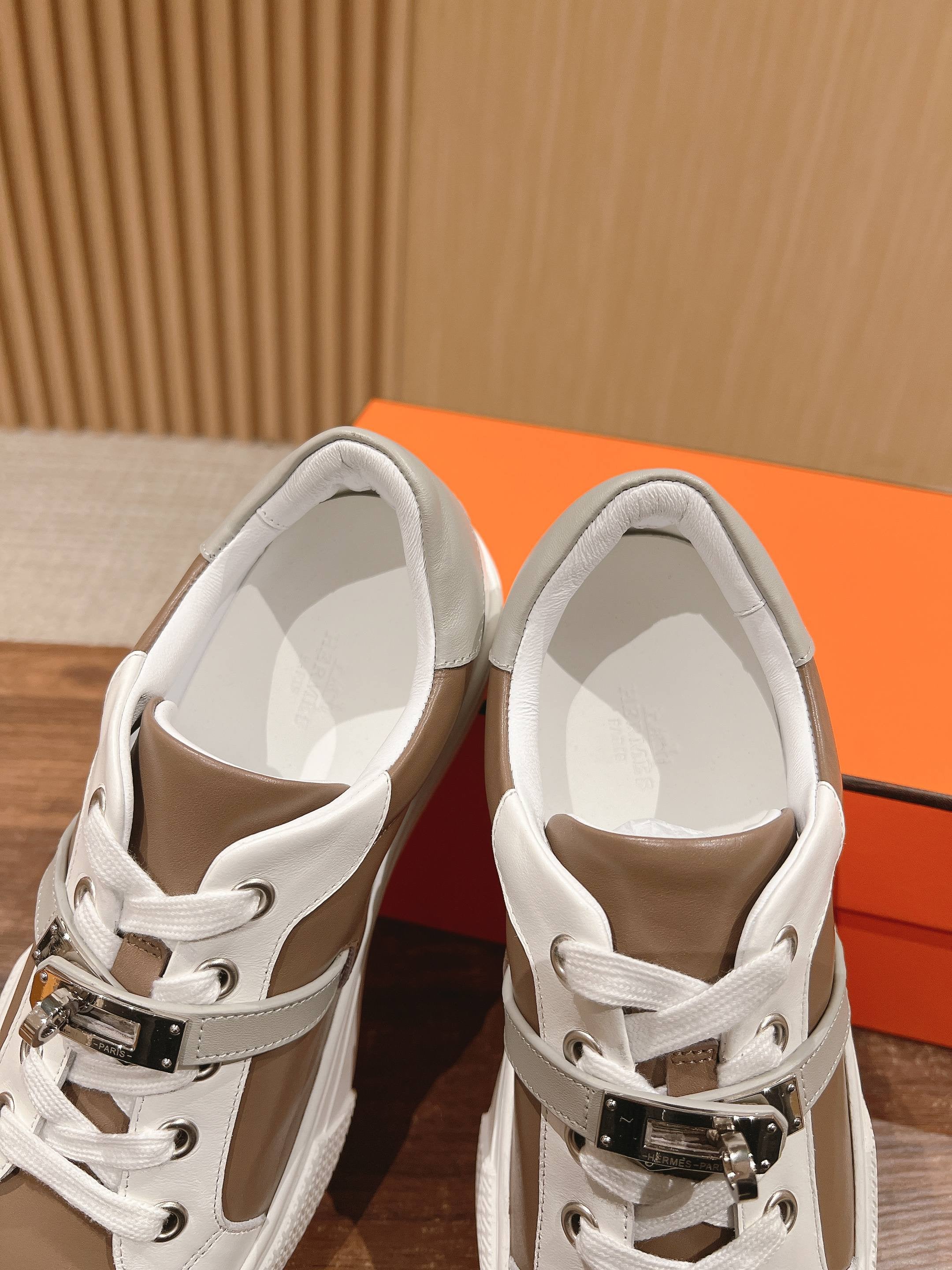 Mehrfarbige Schuhe