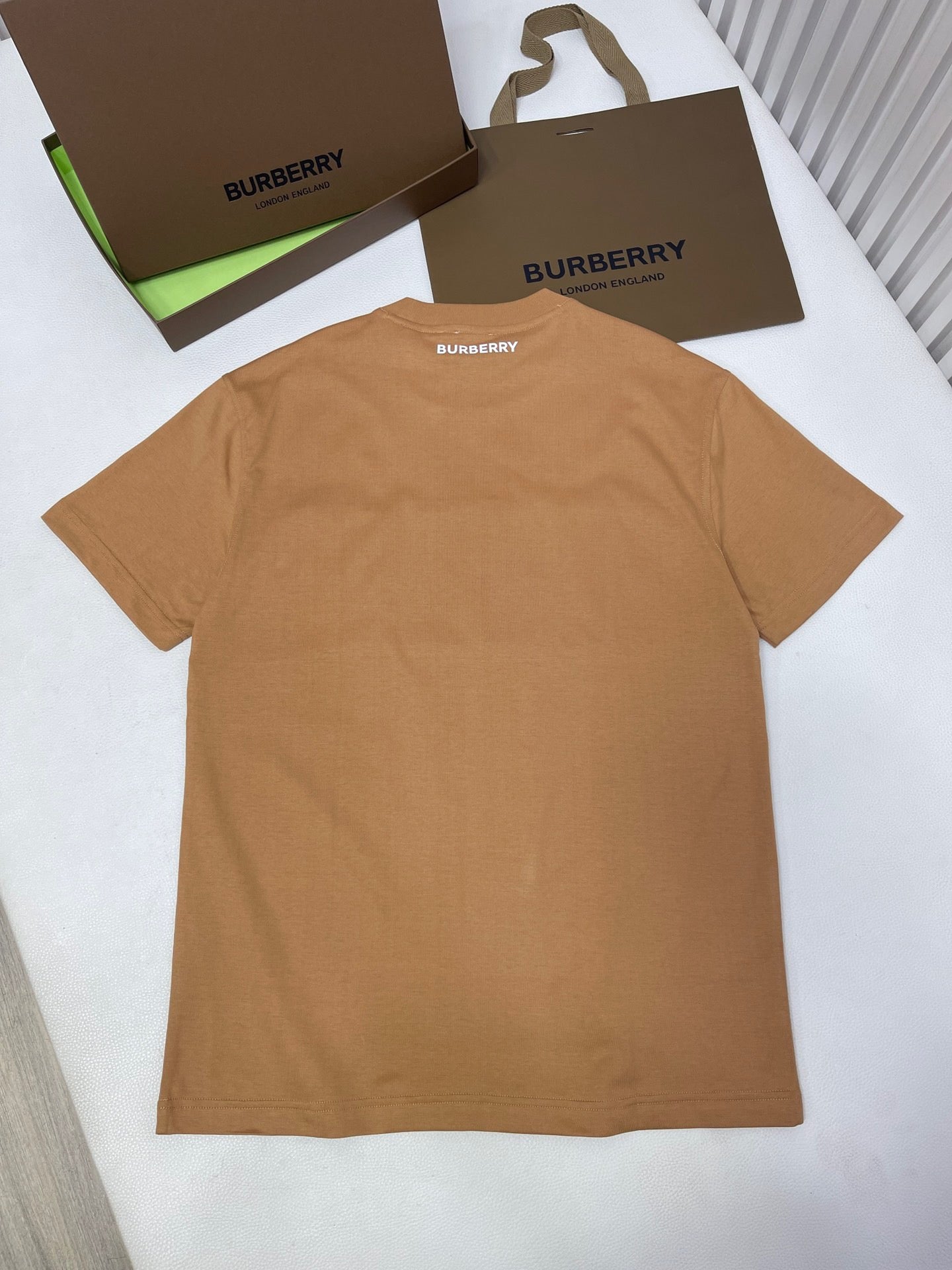 Schwarzes, weißes und khakifarbenes T-Shirt