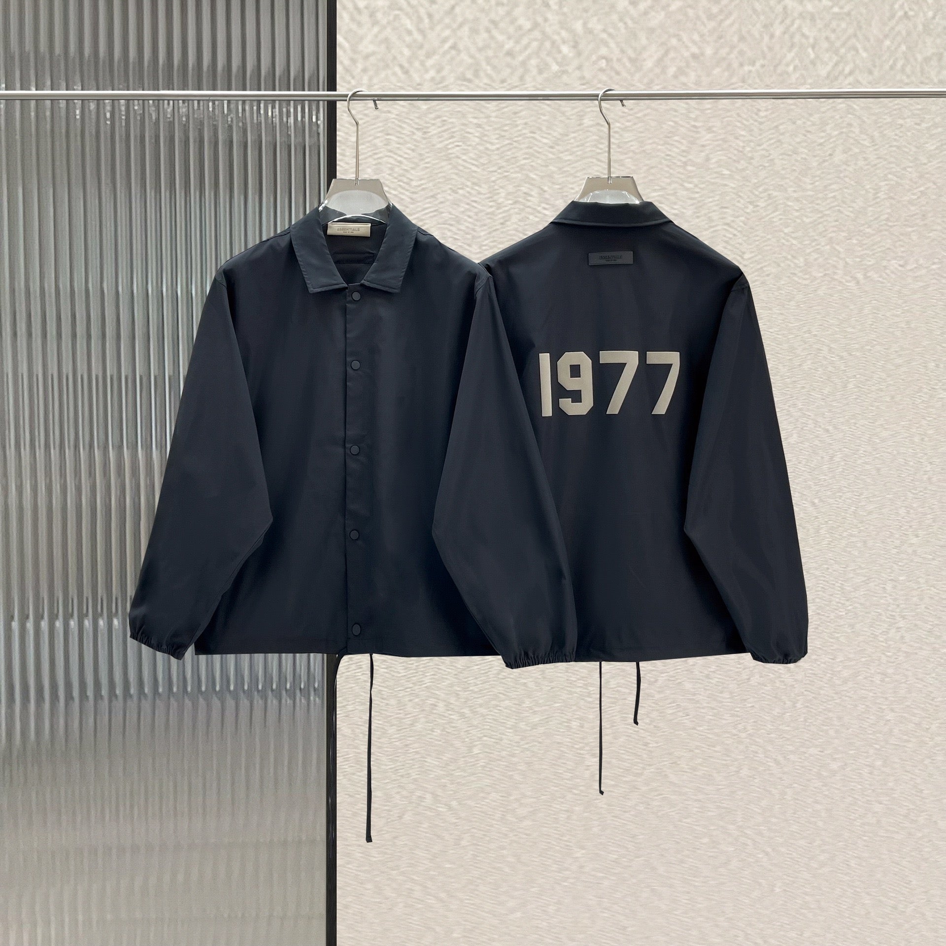 Schwarze und weiße Jacke