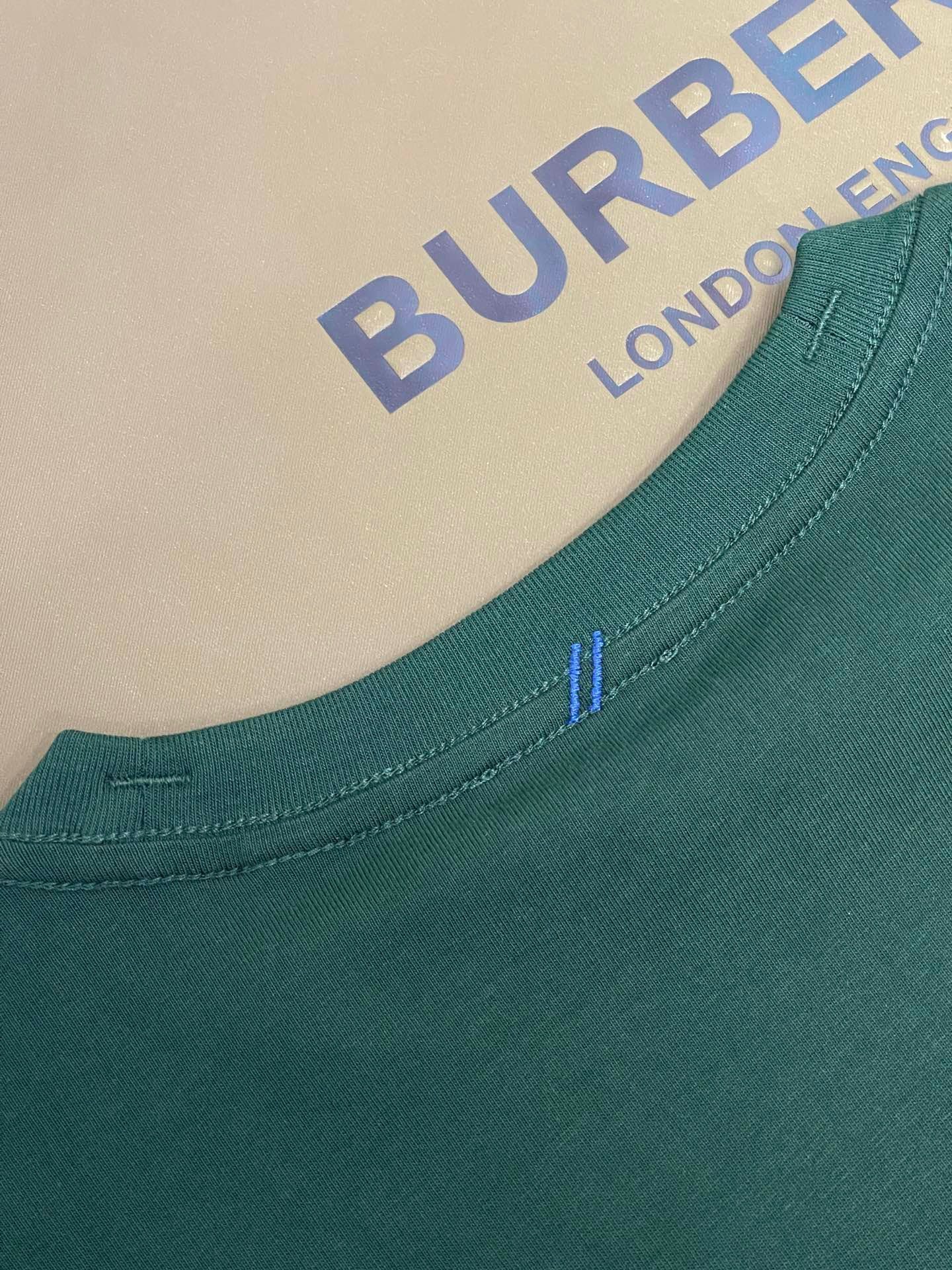 Weißes, grünes und schwarzes T-Shirt