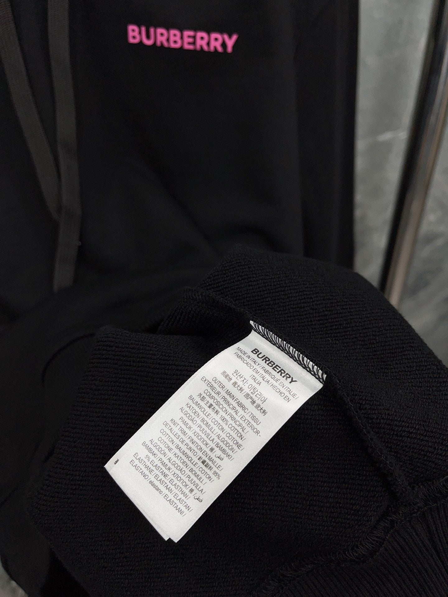 Schwarzer Hoodie