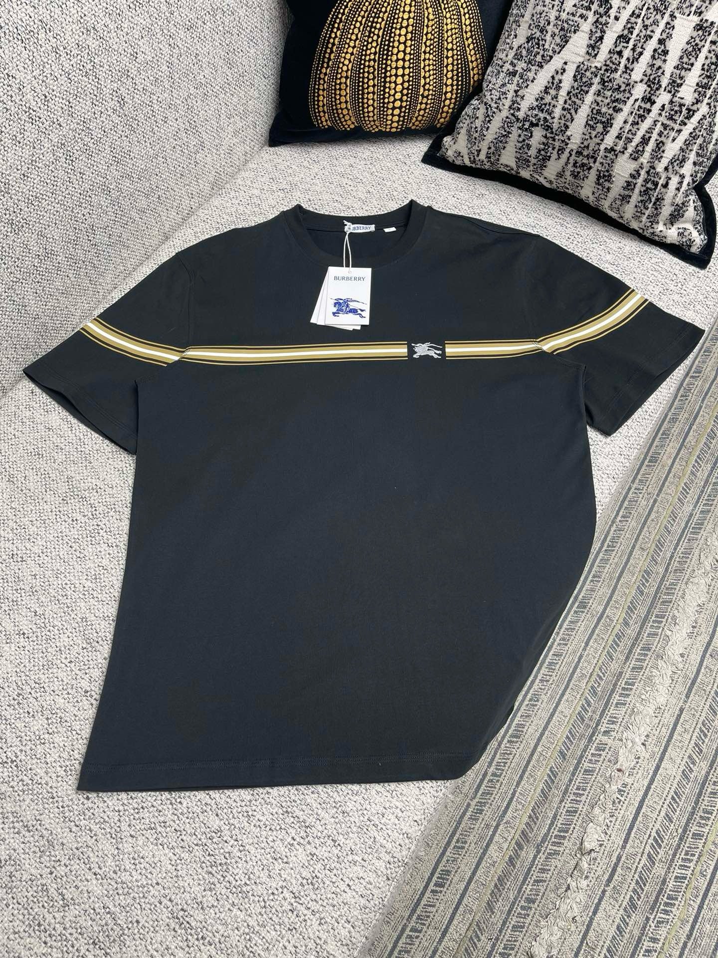 Schwarz-weißes T-Shirt