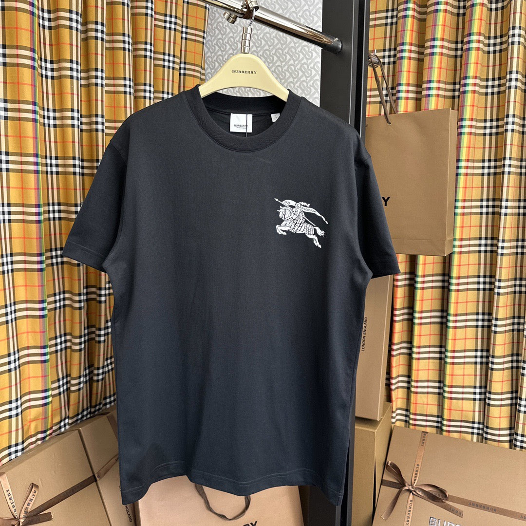 Weißes und schwarzes T-Shirt