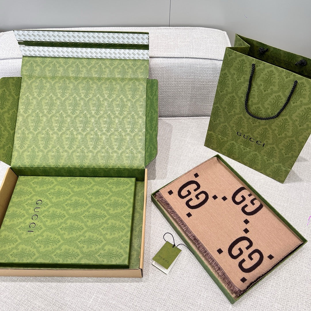 Bufanda color caqui rojo oscuro