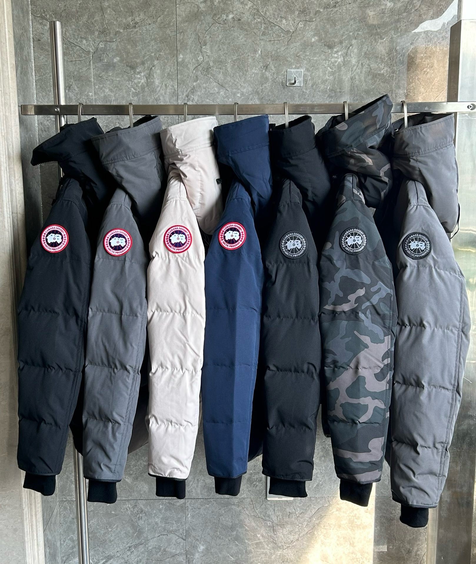 Weiße, graue, blaue und schwarze Jacke