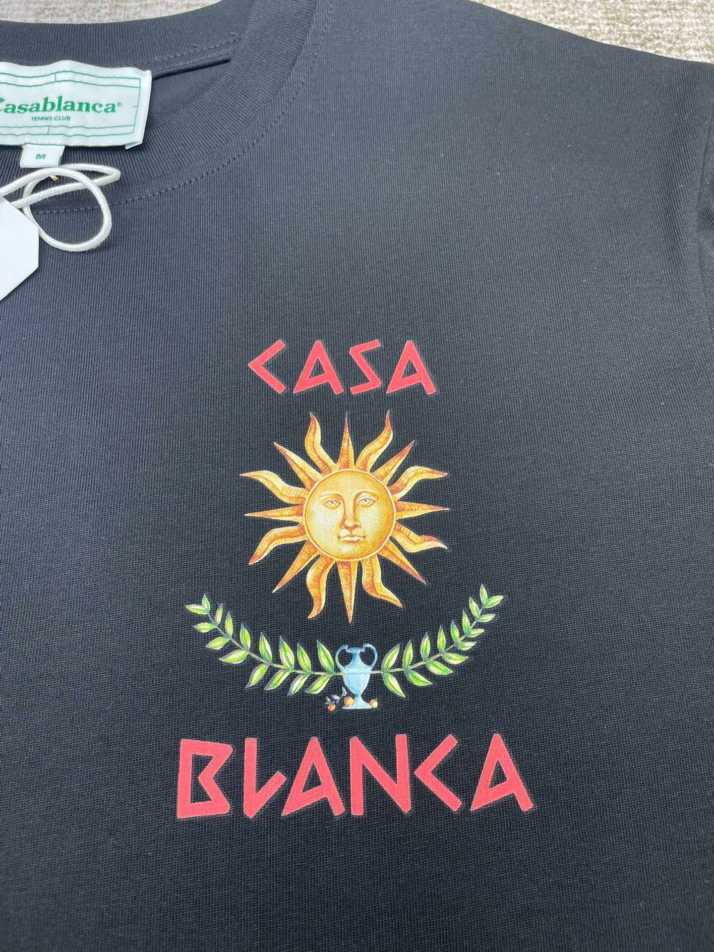 Schwarz-weißes T-Shirt