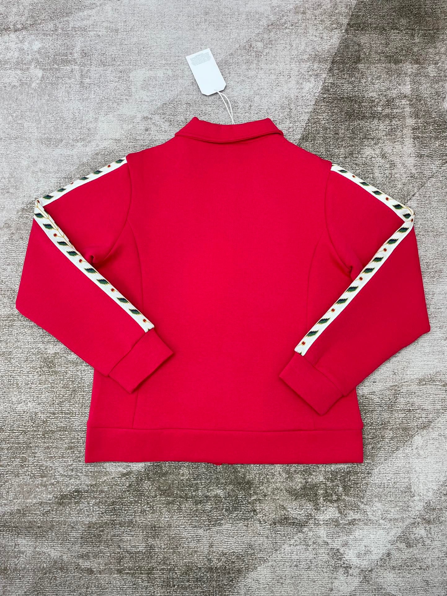 سترة حمراء وخضراء