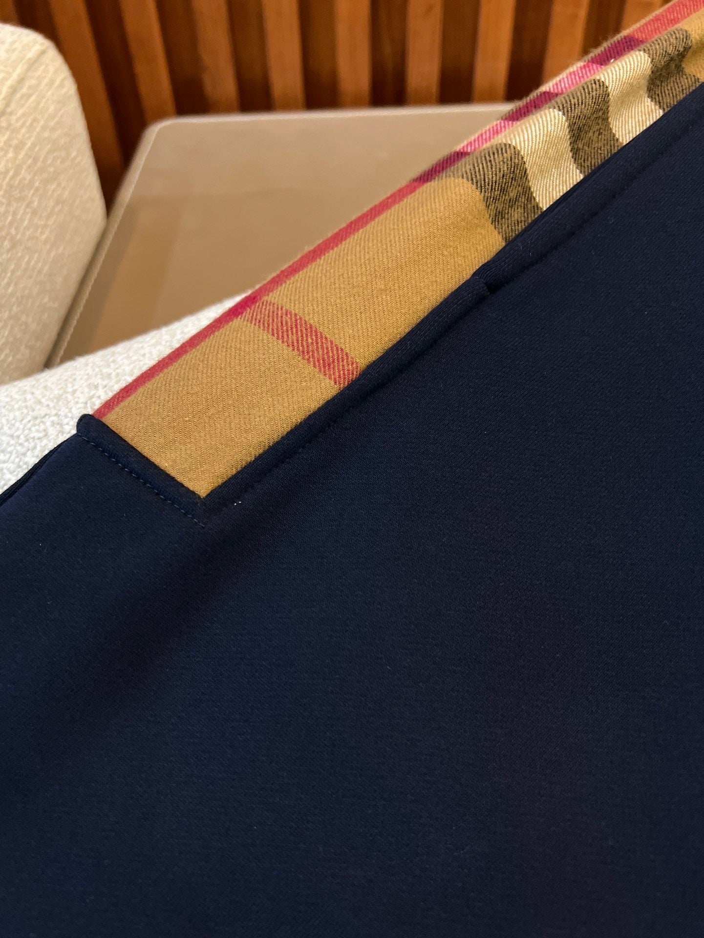 Schwarze, graue, khakifarbene und blaue Hose