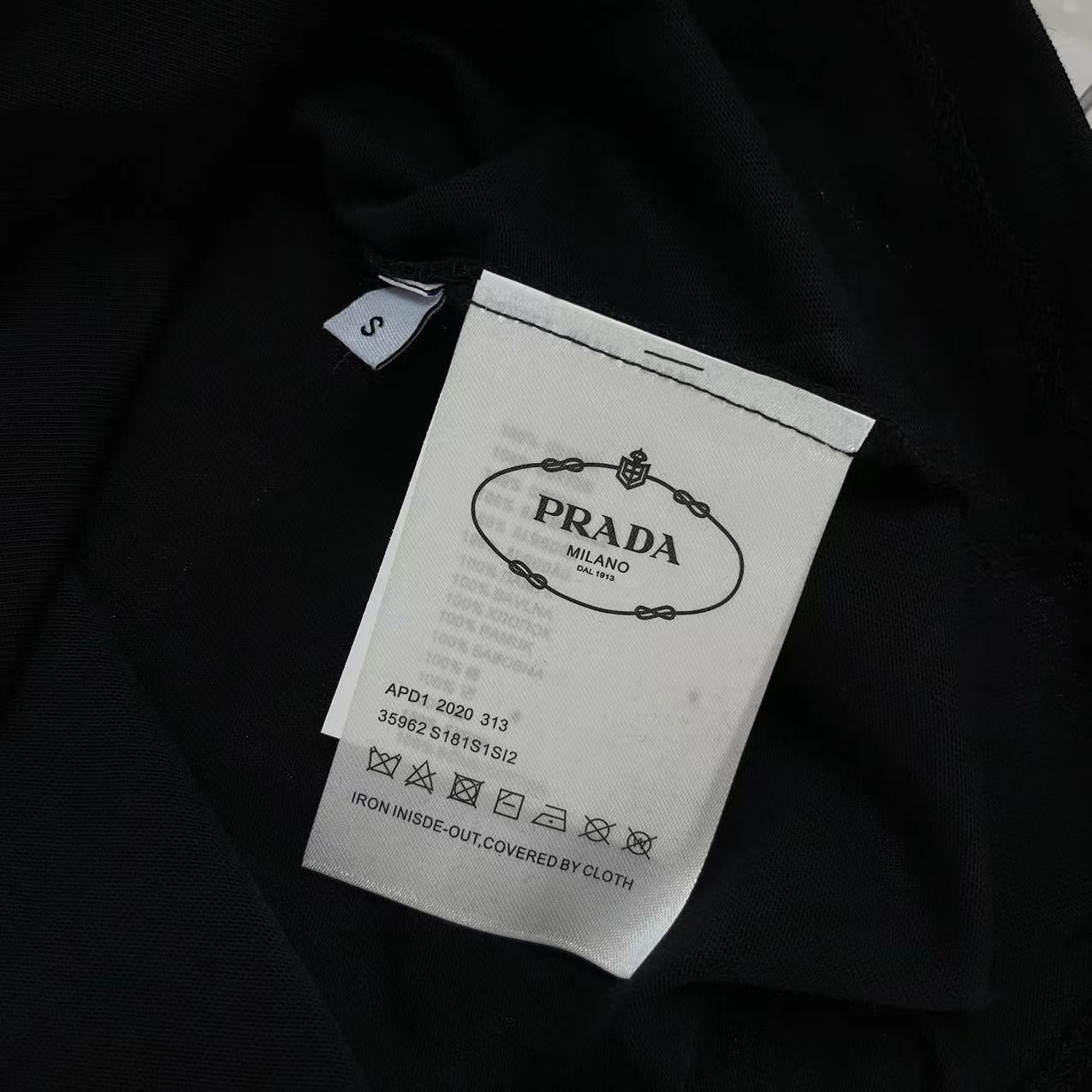 Schwarz-weißes T-Shirt