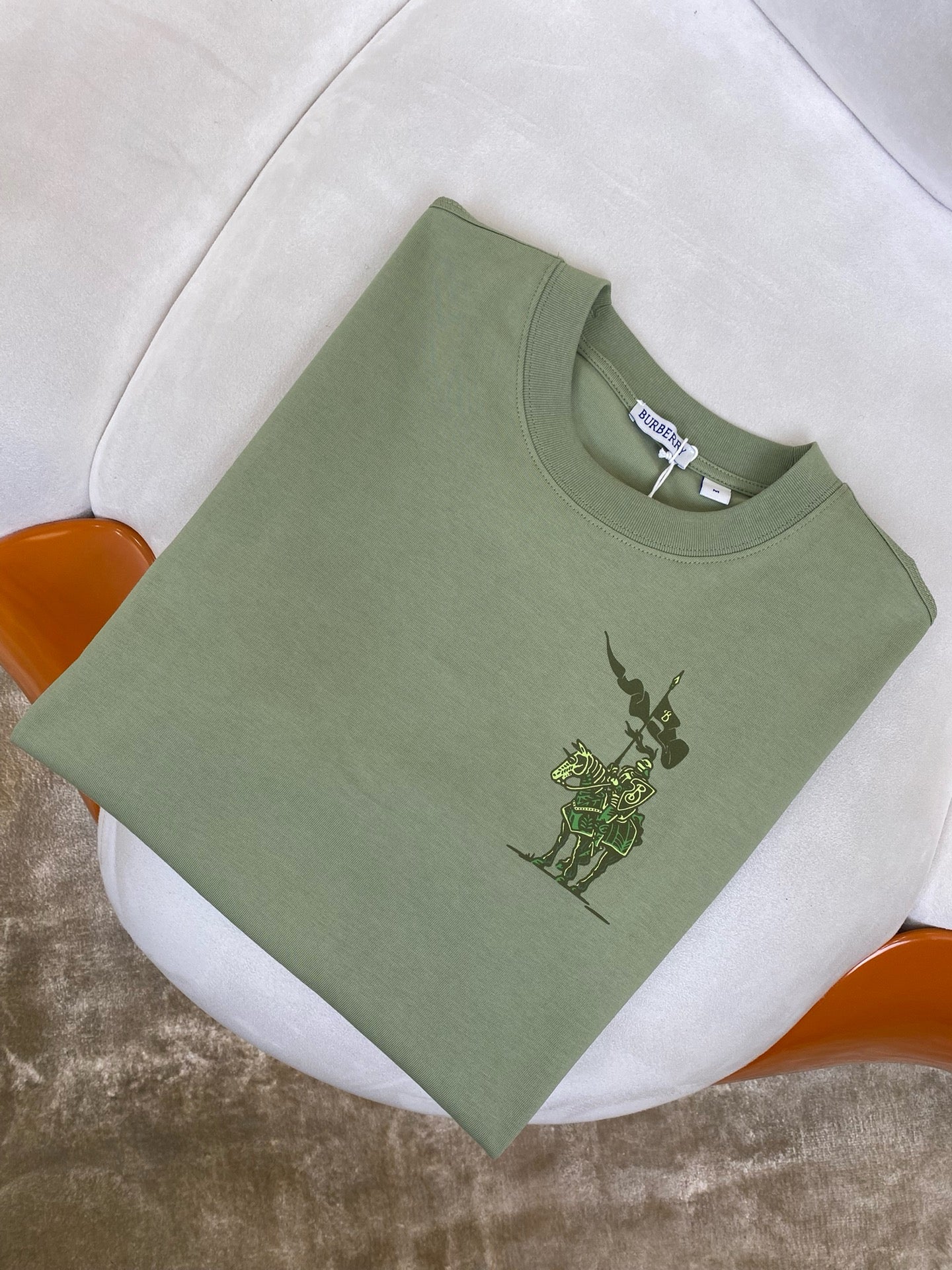Grün-weißes T-Shirt