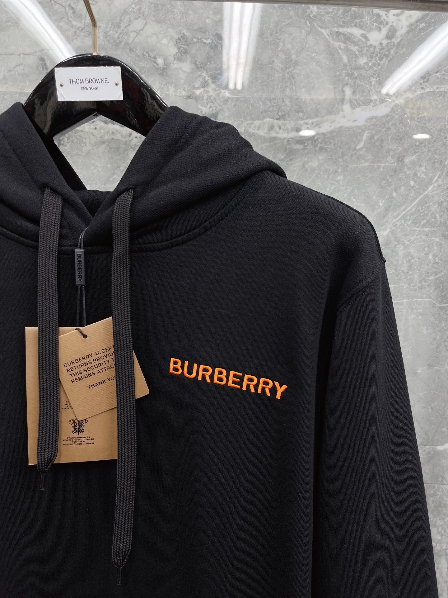 Schwarzer, dunkelblauer und orangefarbener Hoodie