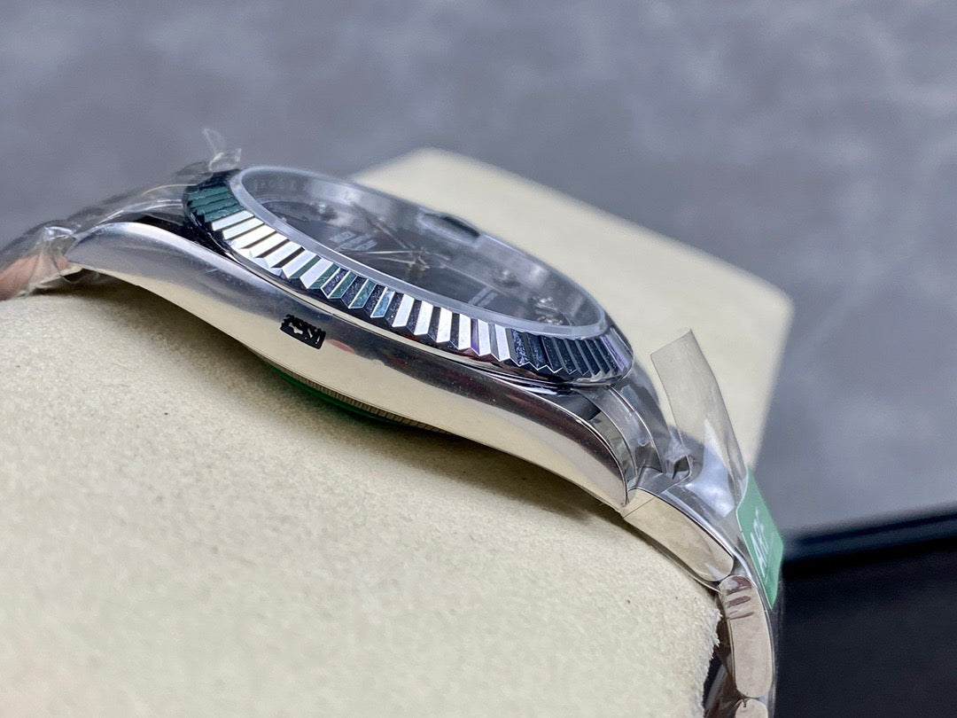 Weiß-blaue Uhr