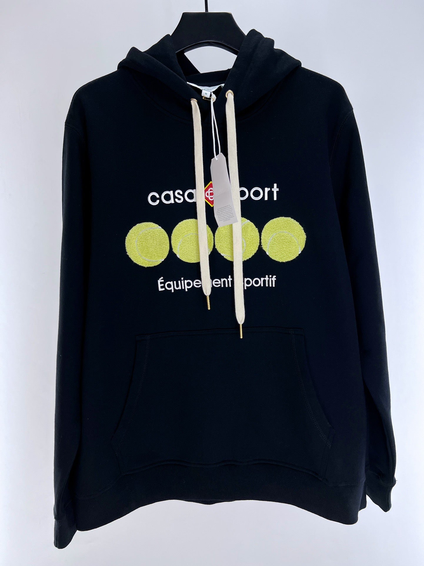 Schwarz-weißer Kapuzenpullover