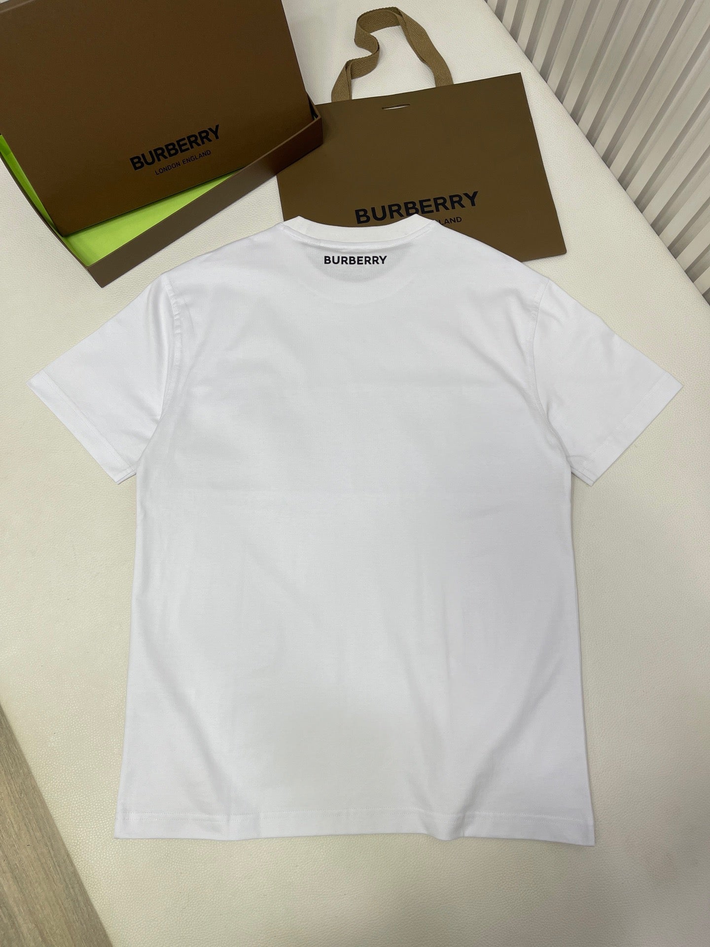 Schwarzes, weißes und khakifarbenes T-Shirt