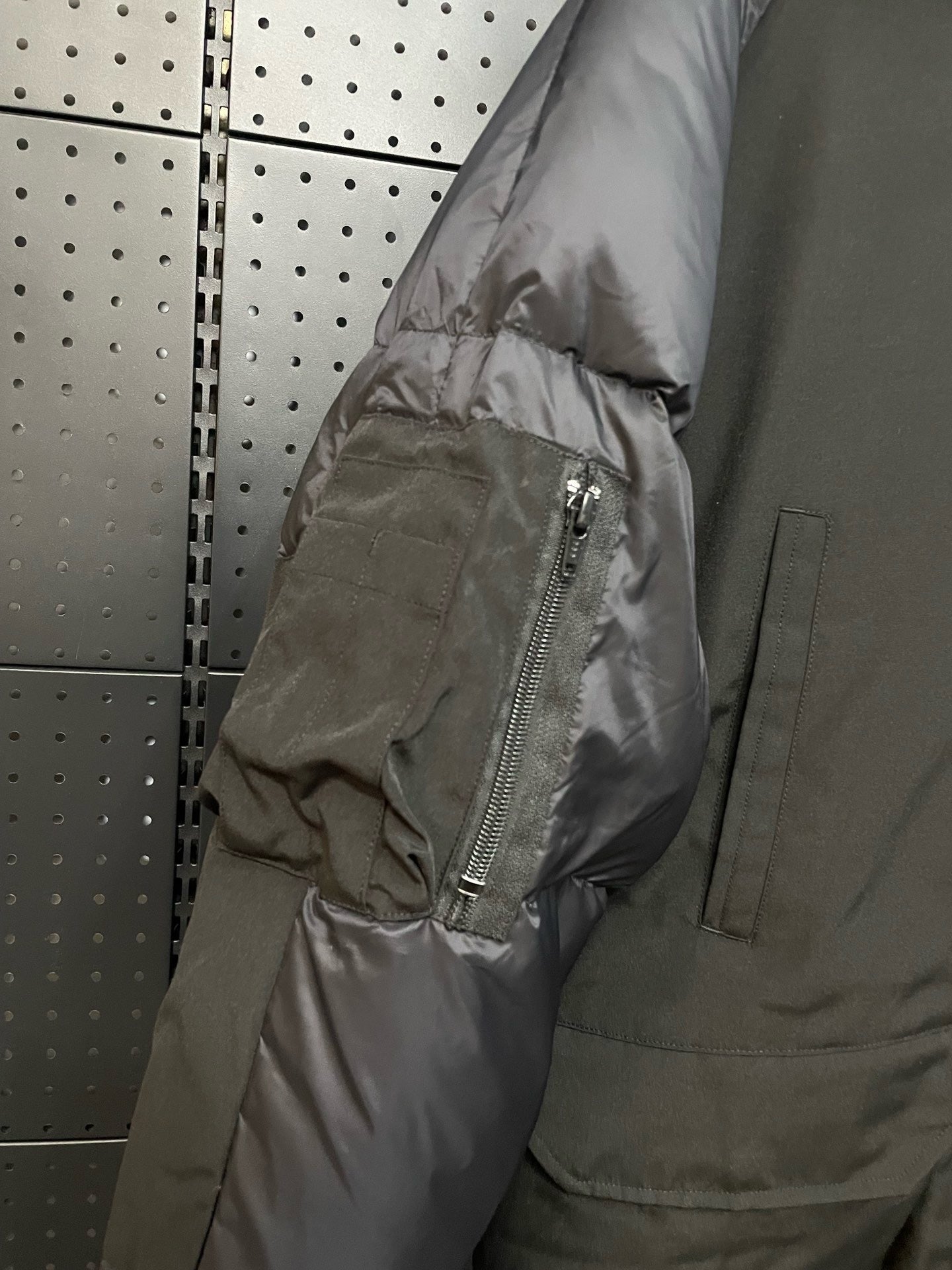 weiße und schwarze Jacke