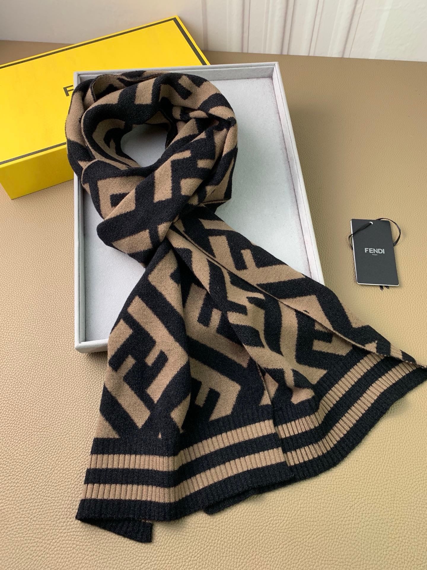 Schwarzer Khaki Schal