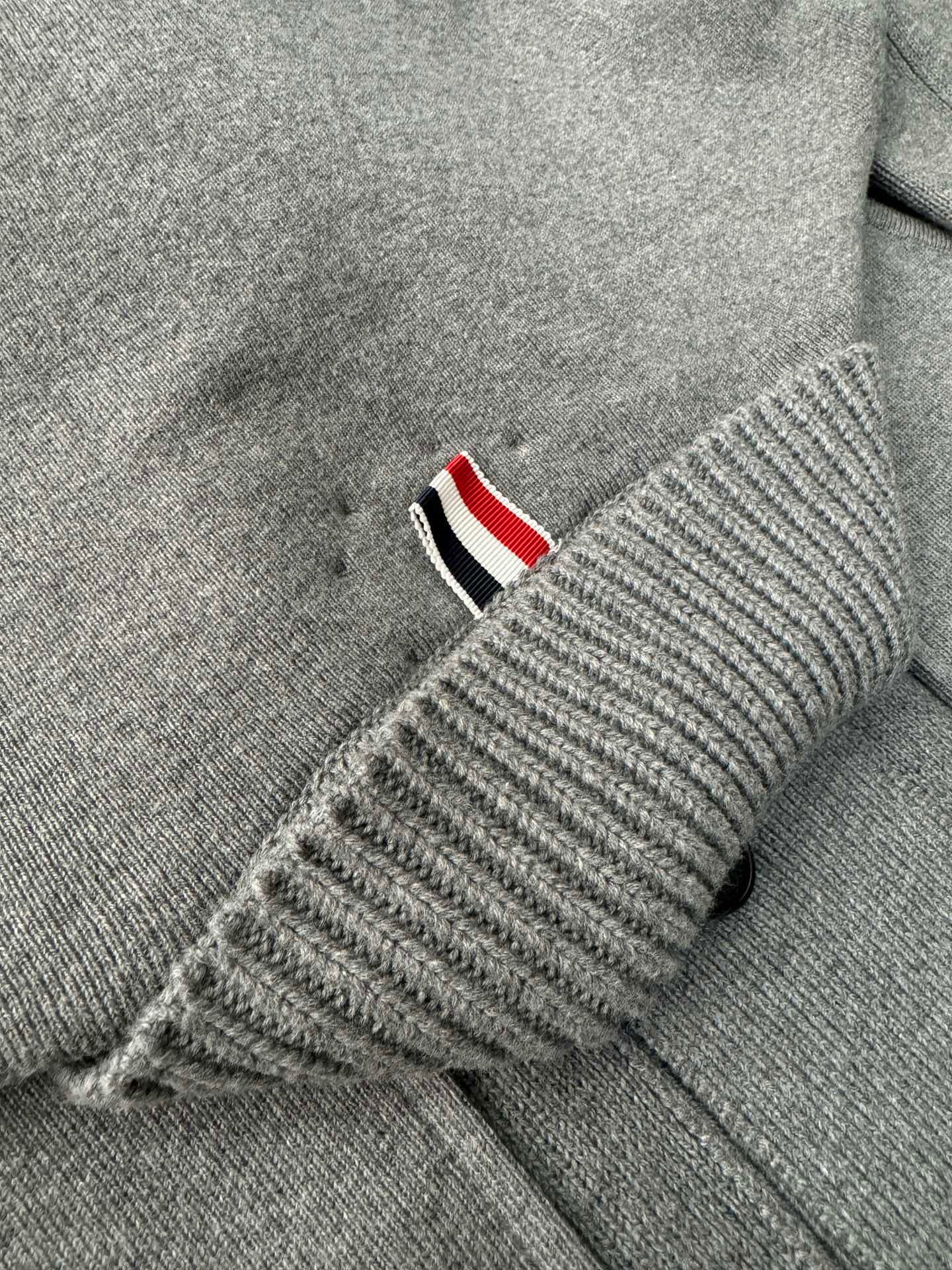 سترة متعددة الألوان