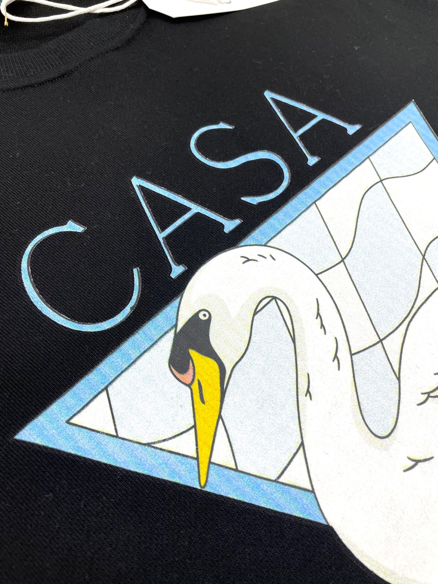 سويت شيرت أبيض وأسود