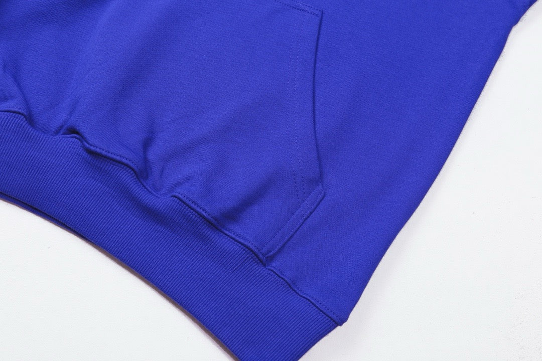 Schwarzer, roter und blauer Kapuzenpullover
