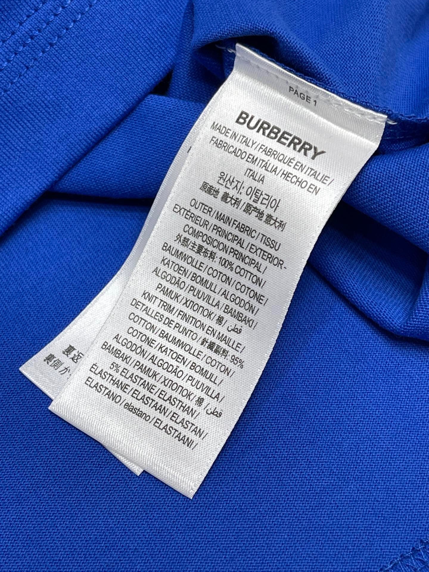 Weißes und himmelblaues T-Shirt