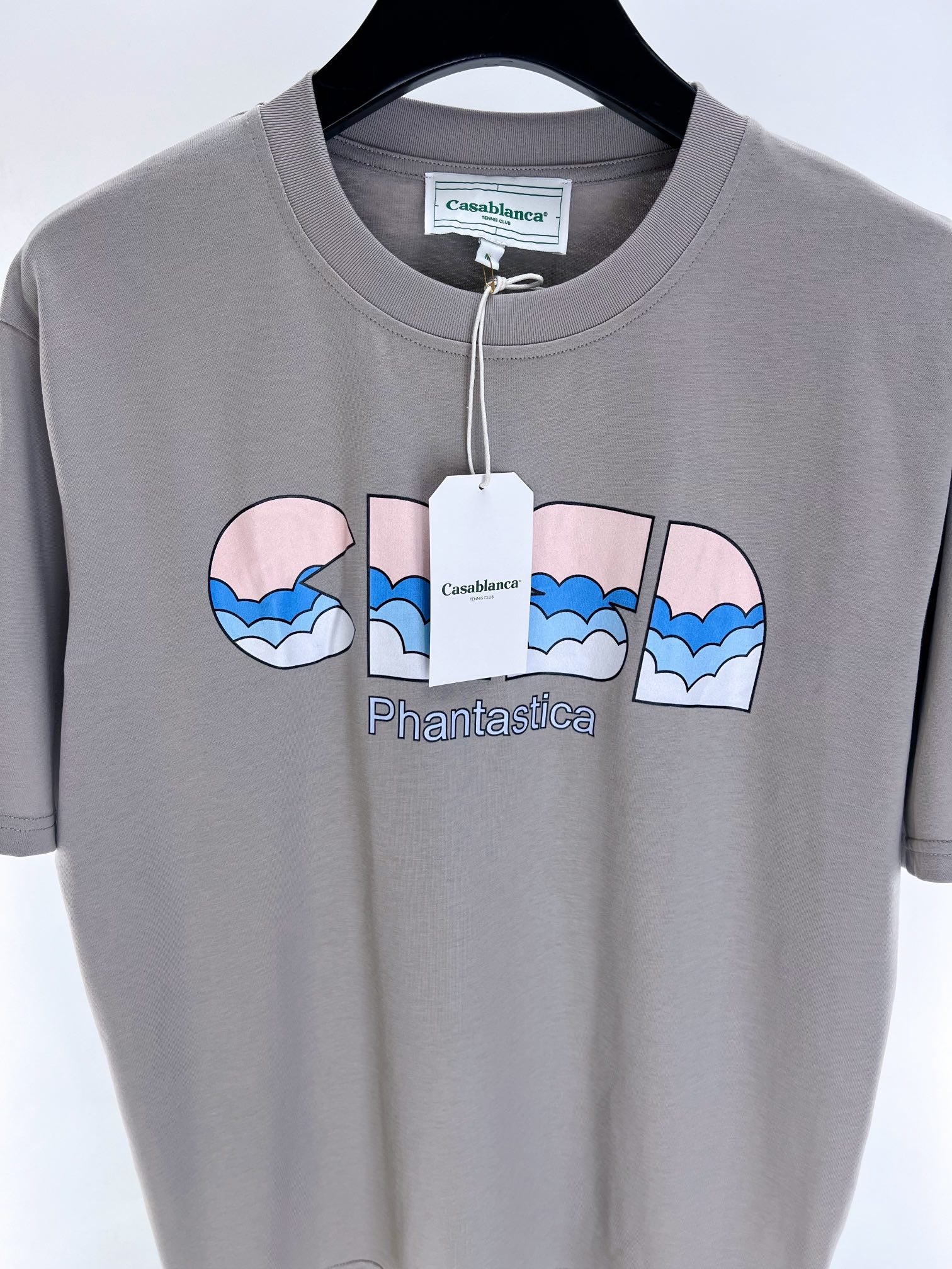 Graues und weißes T-Shirt