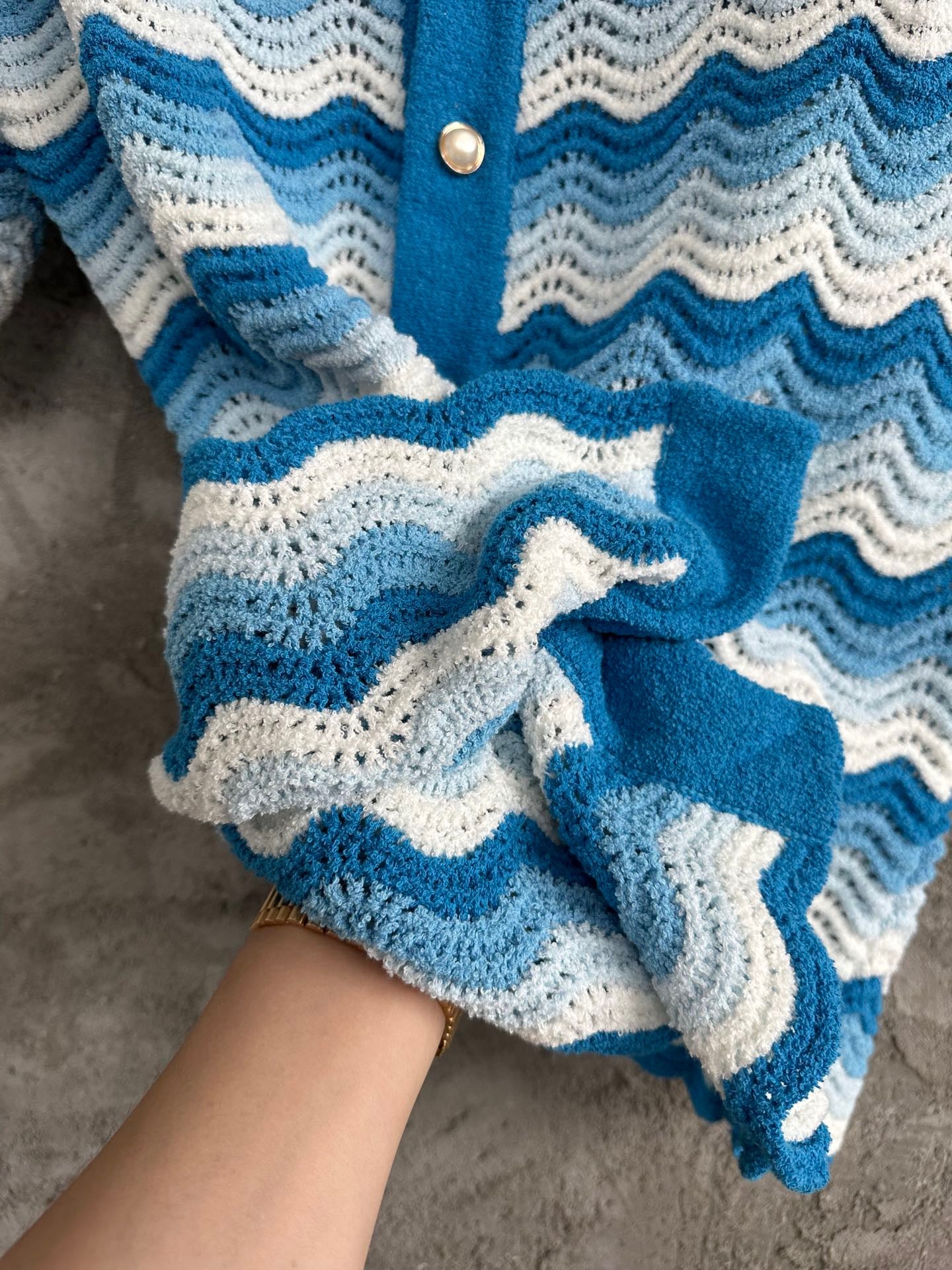 Gelbes und blaues Hemd
