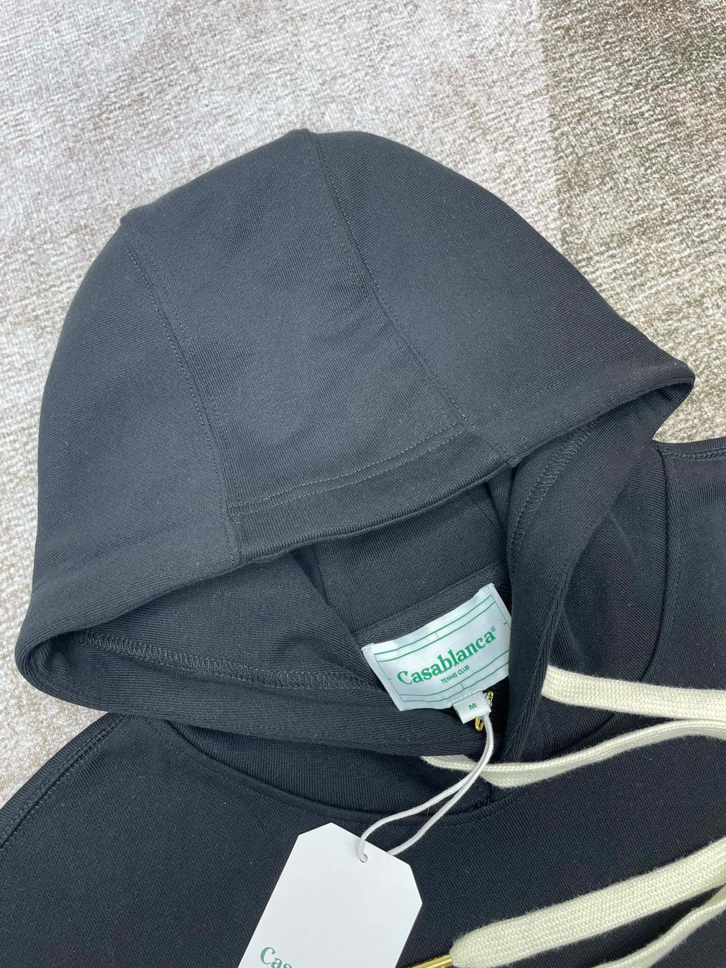 Schwarz-weißer Kapuzenpullover