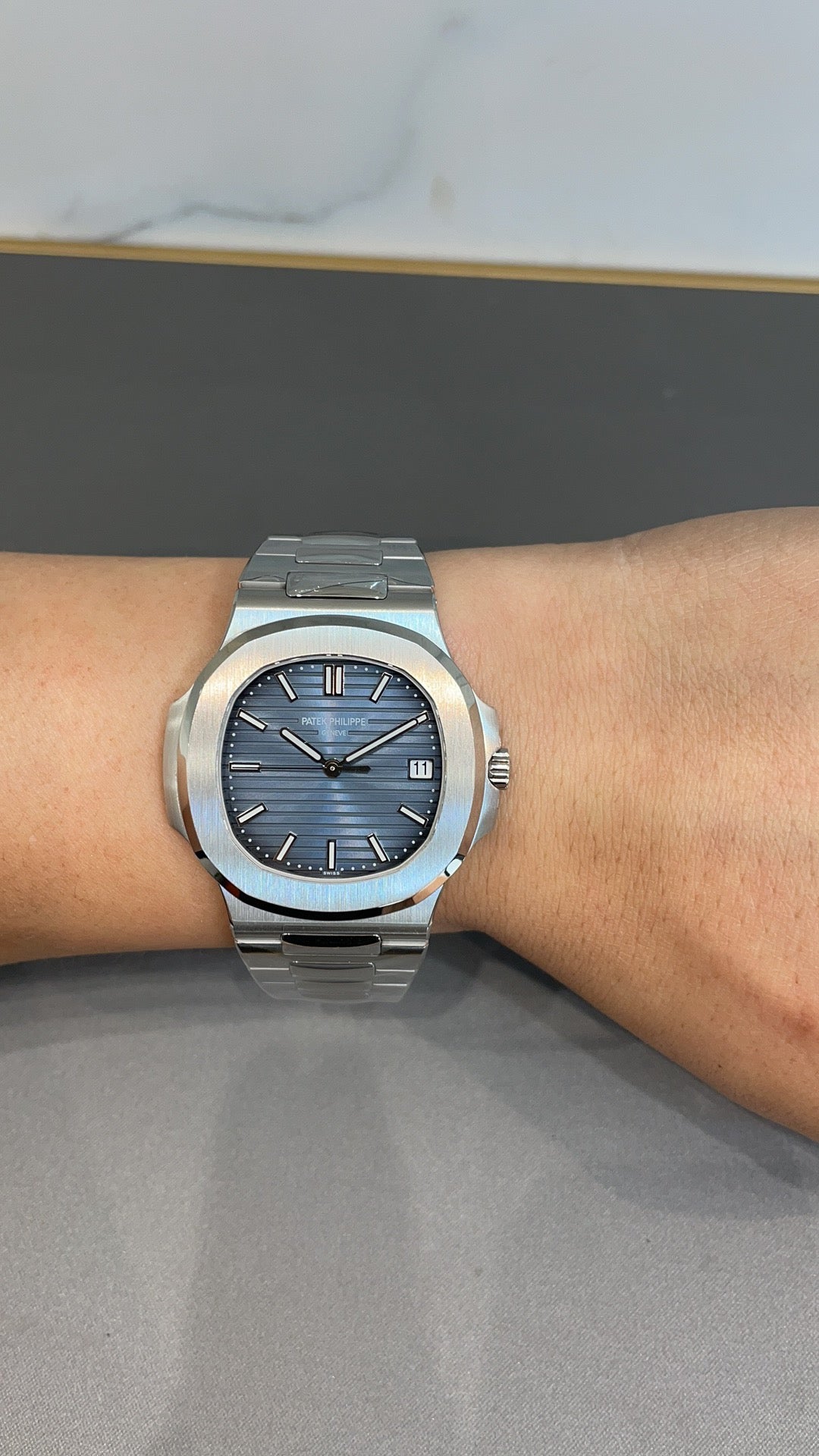 Weiß-schwarze Uhr