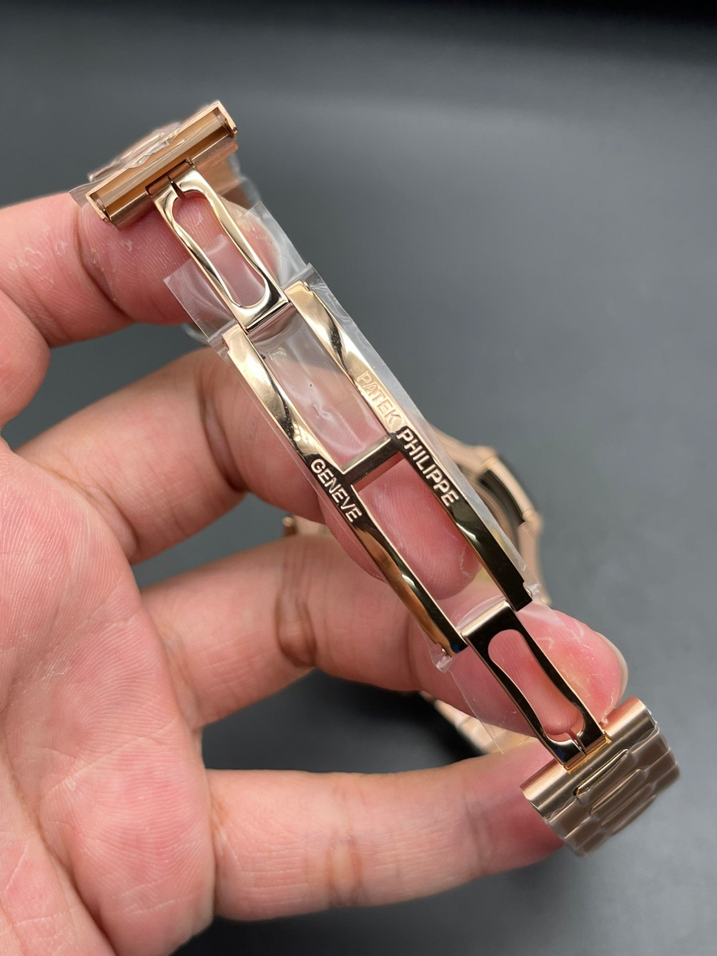 ساعة باللون الذهبي