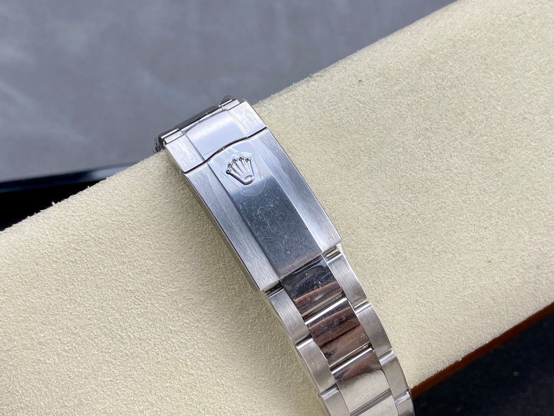 Weiß-blaue Uhr