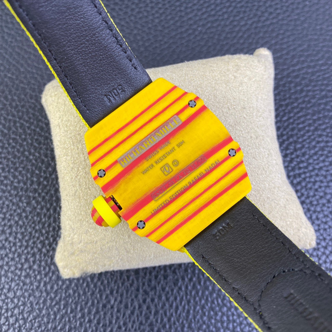 ساعة متعددة الألوان