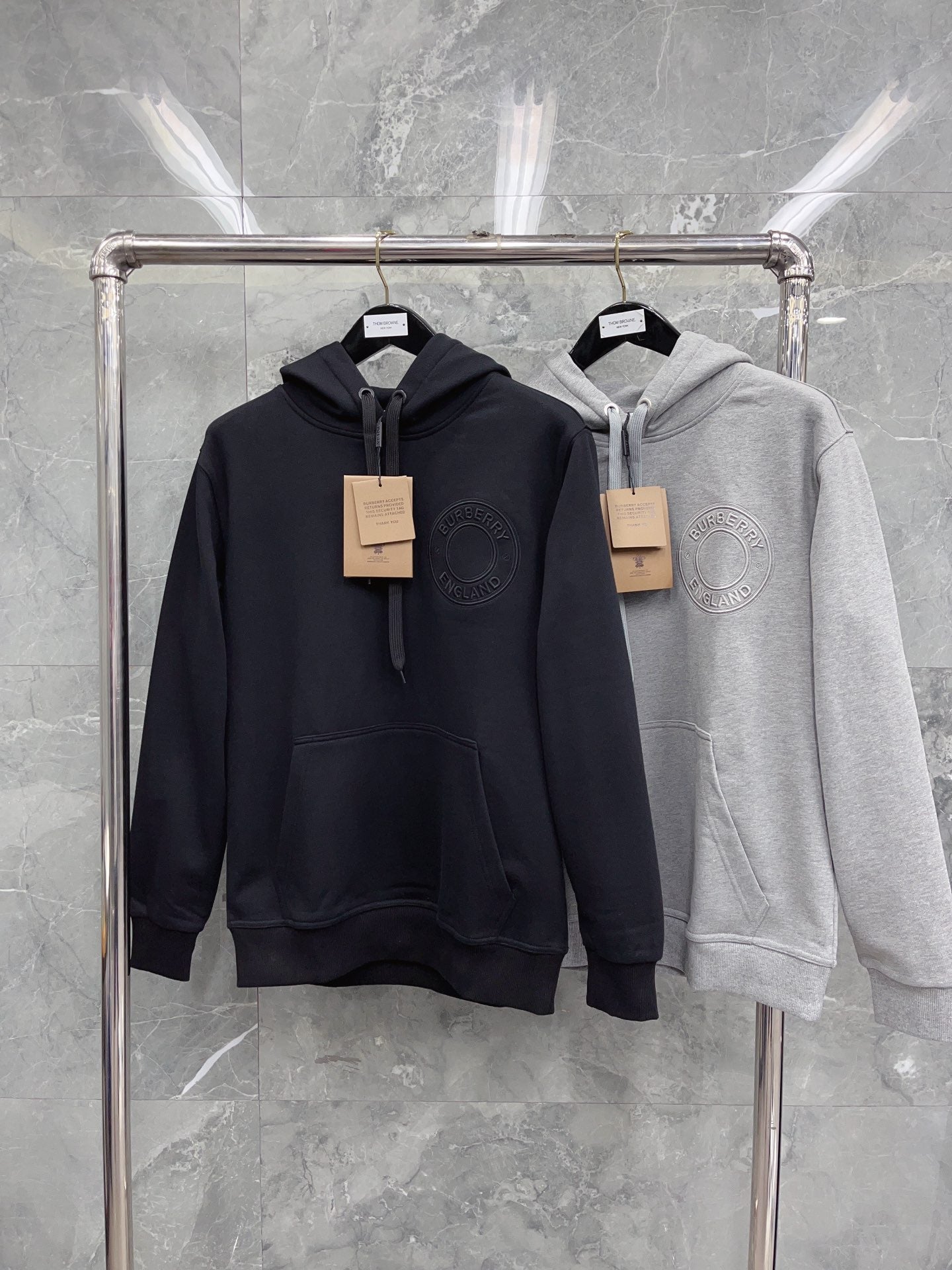 Schwarz-grauer Kapuzenpullover