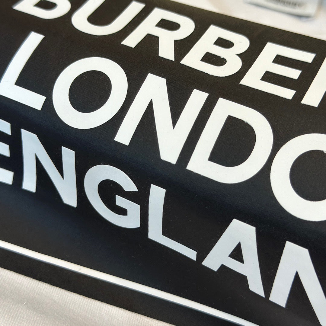 Schwarzes, weißes, khakifarbenes und graues T-Shirt