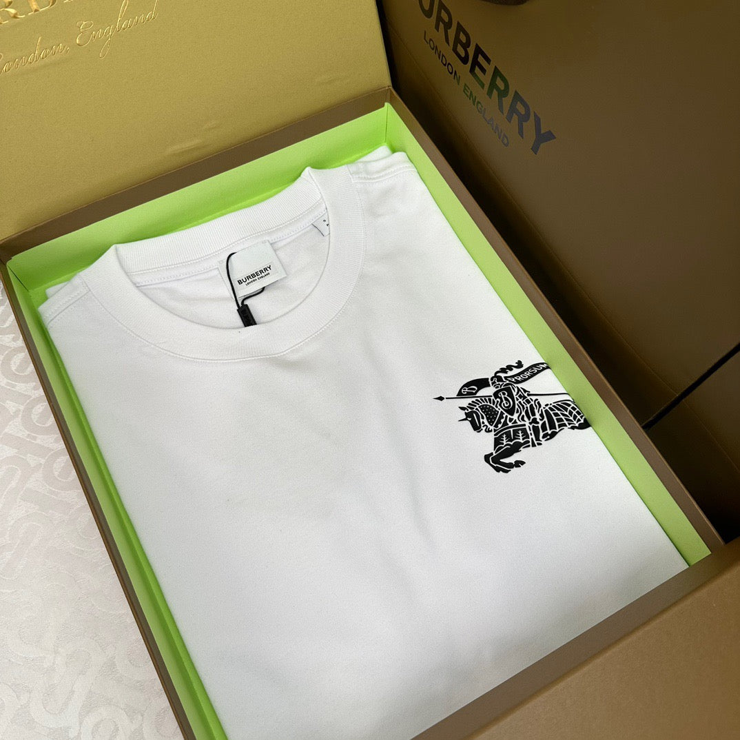 Weißes und schwarzes T-Shirt