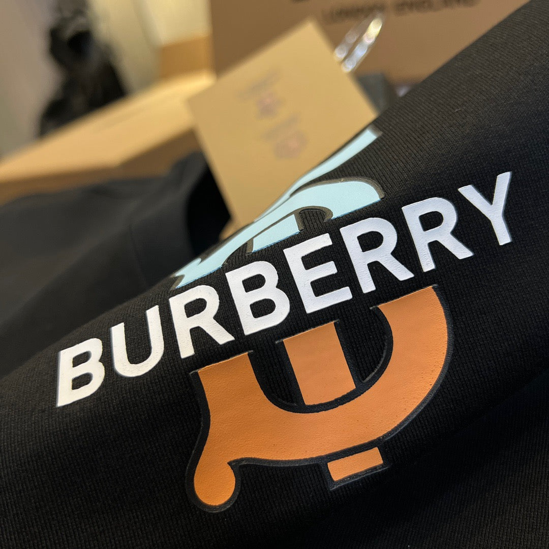 Schwarz-weißes T-Shirt