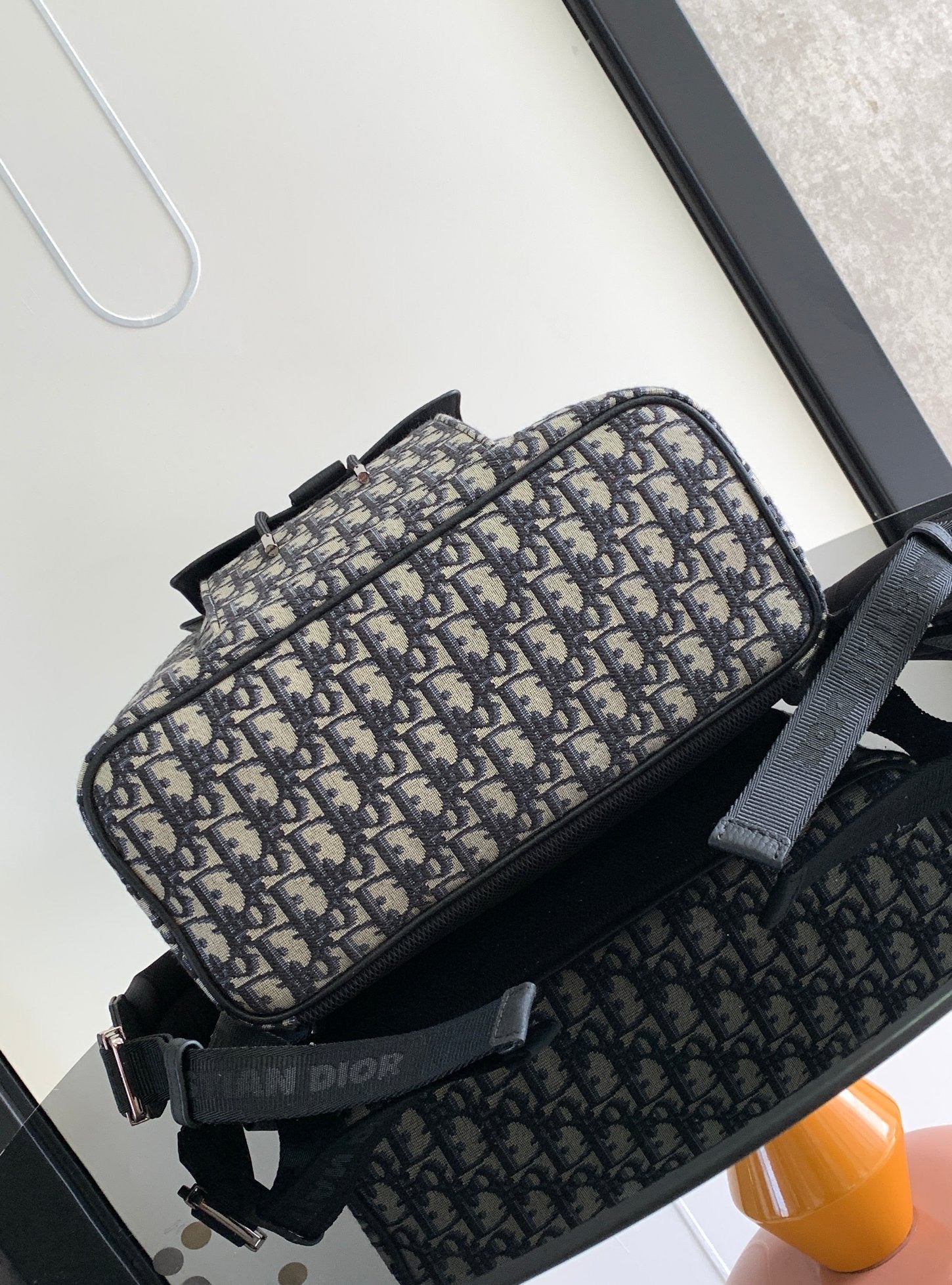 Aprikosen- und schwarze Tasche