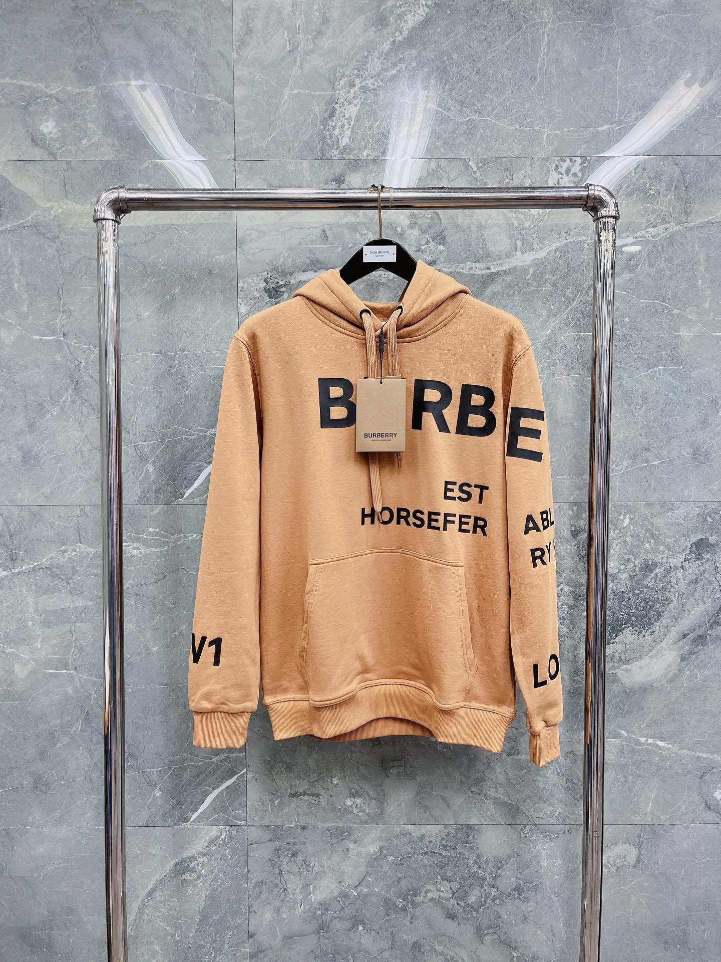 هودي أسود وبرتقالي فاتح وأبيض