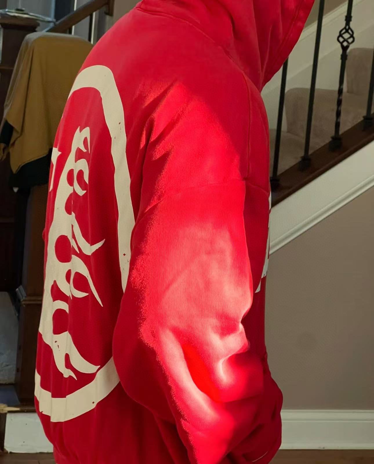 Roter Kapuzenpullover