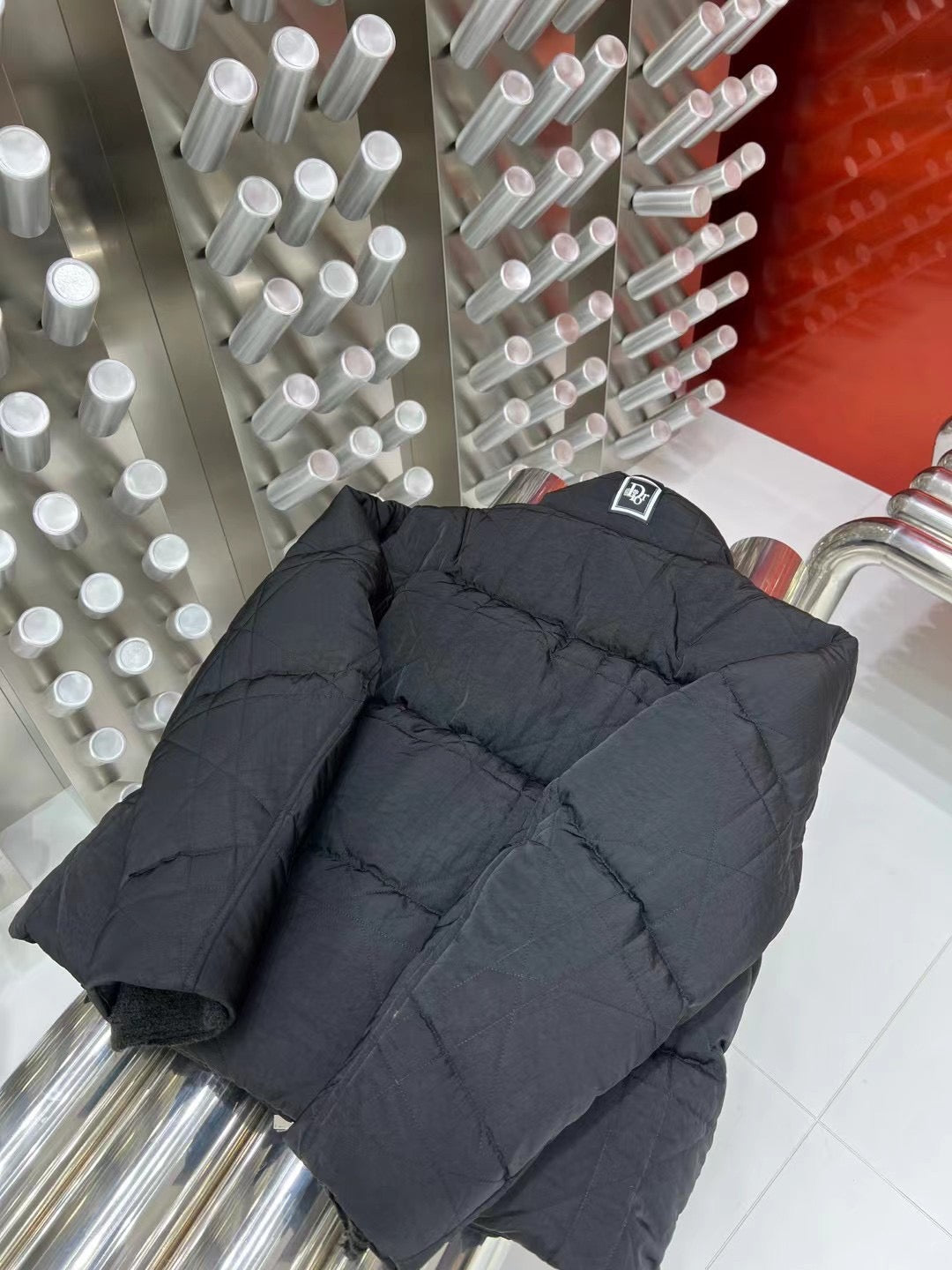 Schwarze und hellblaue Jacke